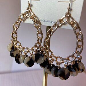 Oval gold chainlink earrings with tortoise
